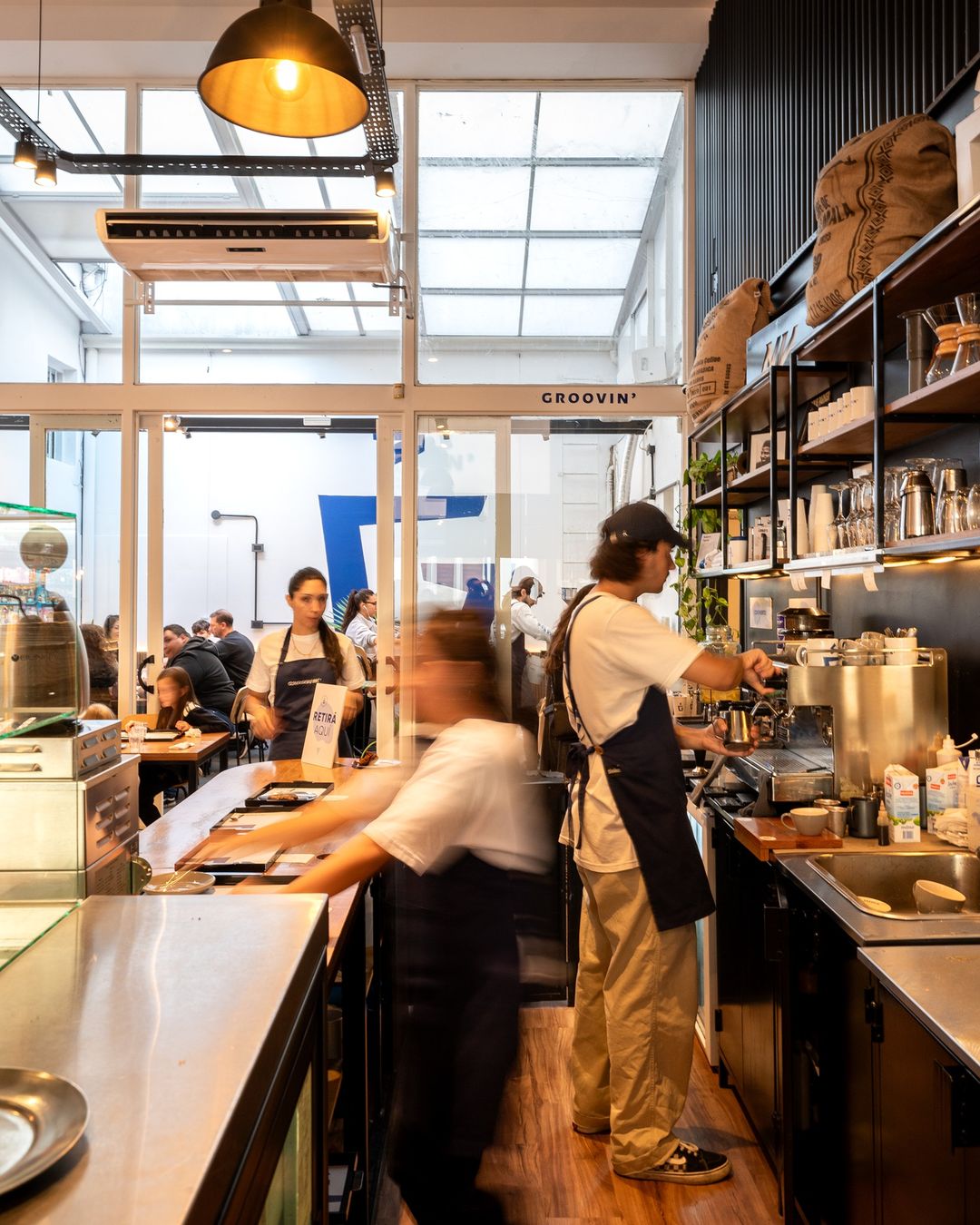 Interior del local Café Aroma, un espacio cálido y acogedor